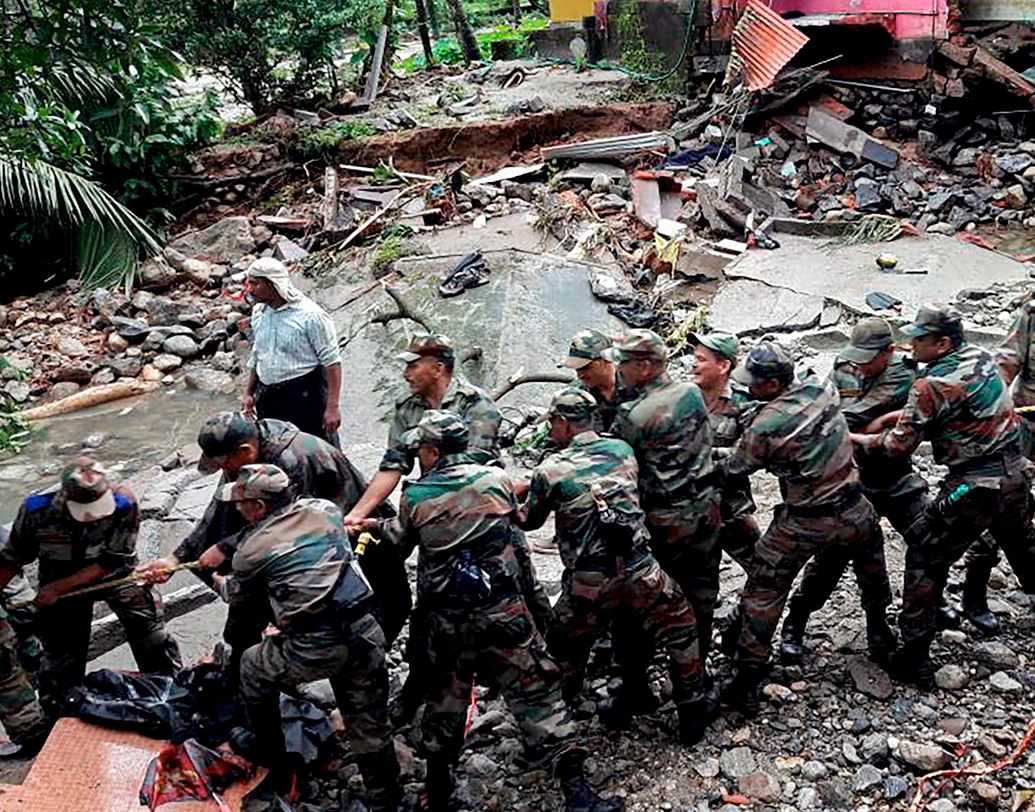 গত একশো বছরে এই পর্যায়ের বিপর্যয় দেখেনি কেরল। ক্ষয়ক্ষতির পর্যালোচনা করার পর অন্তর্বতীকালীন ৫০০ কোটি টাকা ত্রাণ ঘোষণা করেছেন প্রধানমন্ত্রী।
