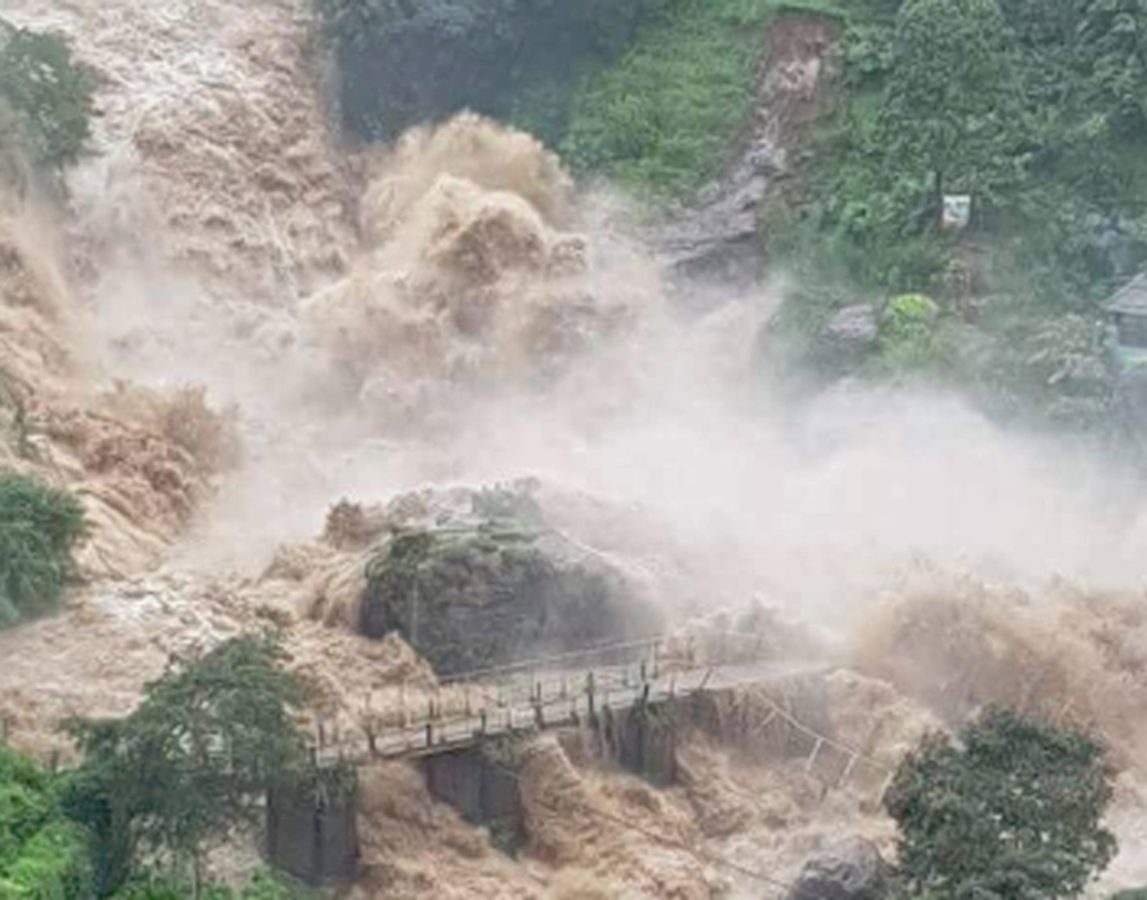উদ্ধার কাজের জন্য আপাতত ইদুক্কি ও ইদামালায়ার বাঁধ থেকে কম জল ছাড়া হচ্ছে। কিন্তু তাতে বাঁধের ওপর চাপ বাড়ছে। বৃষ্টি আরও হলে বাঁধ থেকে আরও বেশি জল ছাড়া হতে পারে। তখন পরিস্থিতি আরও ভয়াবহ হতে পারে বলে মনে করছে প্রশাসন।