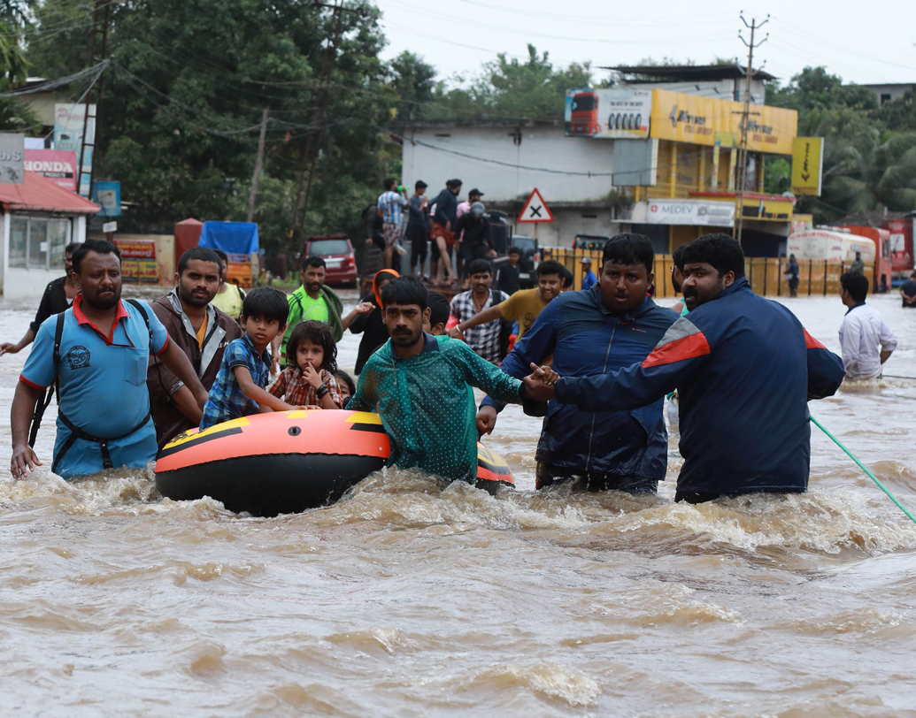 একাধিক এলাকা জলের তলায়। ১৫০০টি অস্থায়ী শিবিরে ঠাঁই হয়েছে তাঁদের। হাসপাতালগুলোতে অক্সিজেনের অভাব। পেট্রোল পাম্পে মিলছে না তেল।