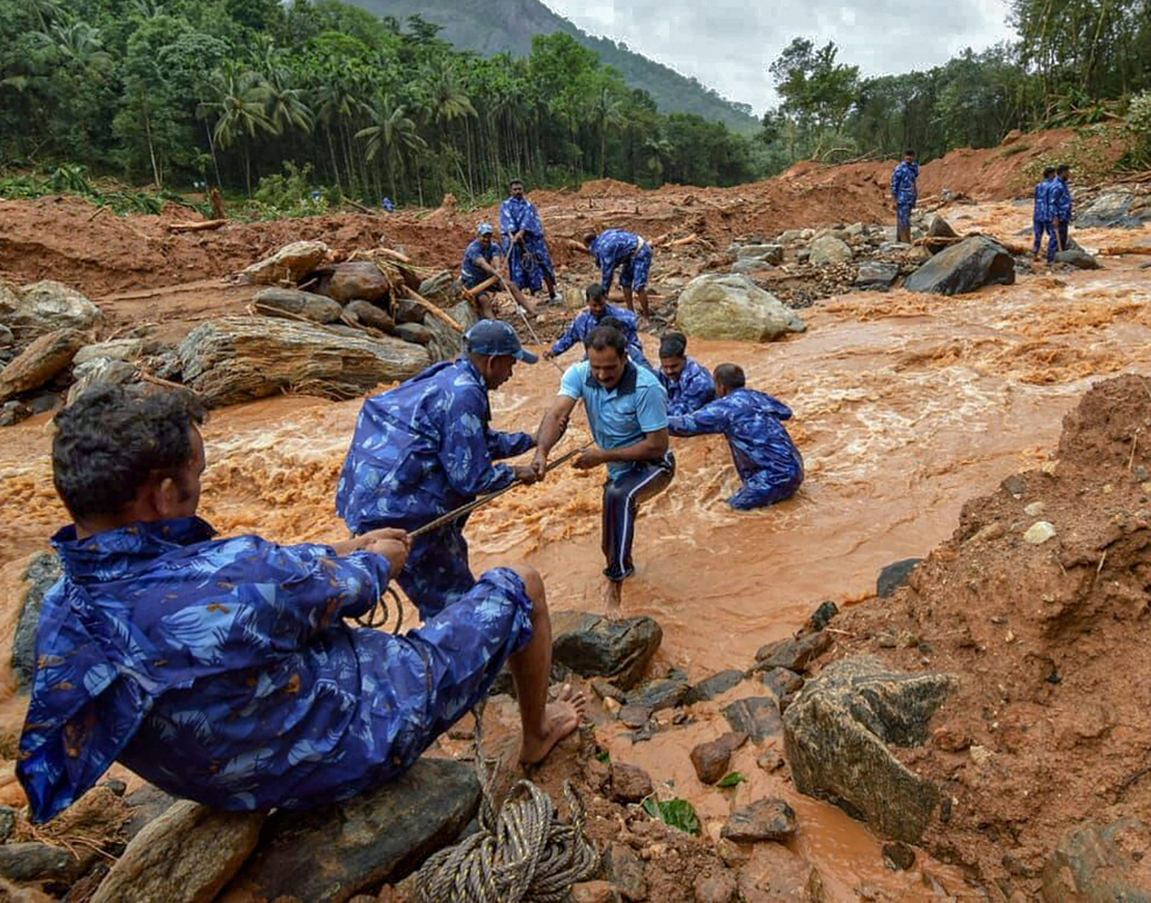 আলাপুঝা, এর্নাকুলাম, ত্রিশূর, পথমনথিট্টায় এখন পরিস্থিতি সব চেয়ে ভয়াবহ। এই সব জায়গায় রাস্তাঘাট পুরোপুরি জলের তলায়। ত্রিশূরের প্রায় গোটাটাই ডুবে গিয়েছে। কোথাও কোথাও ত্রাণ শিবিরেও ঢুকে পড়েছে জল।