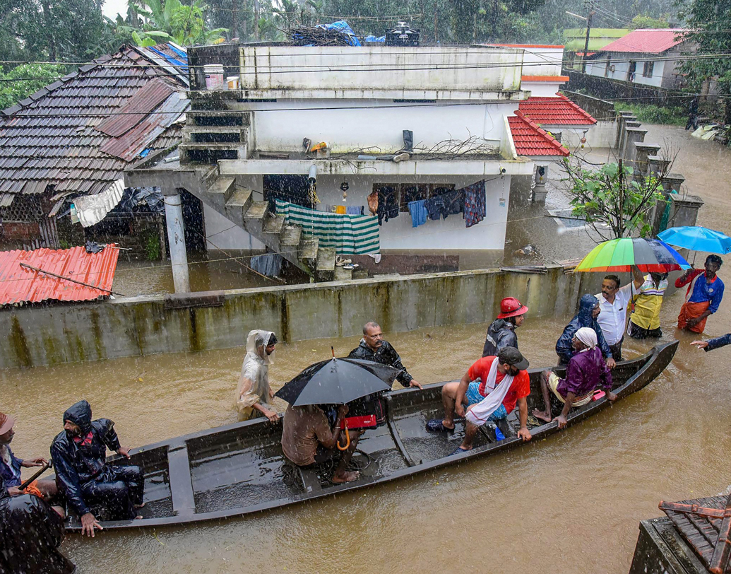 চপার আর নৌকা পাঠানো হচ্ছে বিভিন্ন এলাকায়। ২৬ অগস্ট পর্যন্ত বন্ধ করে দেওয়া হয়েছে কোচি বিমানবন্দর। বিমান পথে গোটা দেশের সঙ্গে কার্যত প্রায় বিচ্ছিন্ন কেরল।