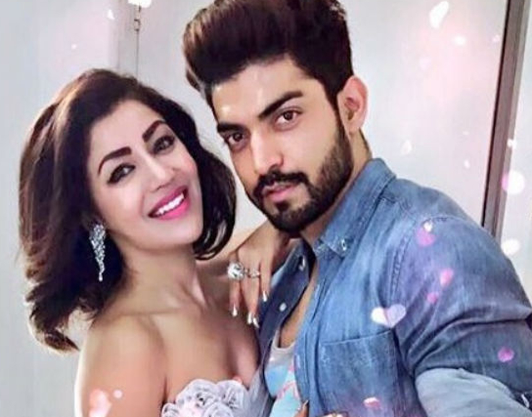 টেলিভিশনের জনপ্রিয় রাম আর সিতার জুটিকেও এই বছরে বিগ বস হাউসে দেখা যেতে পারে। কথা হচ্ছে দেবিনা বন্দ্যোপাধ্যায় আর গুরমিত চৌধুরির। দেবিনাকে আজকাল টিভির পর্দায় প্রায় দেখাই যায় না। অন্য দিকে গুরমিত হিন্দি ছবির কাজে হাত লাগিয়েছেন। জেপি দত্তের ‘পল্টন’ ছবিতে খুব শীঘ্রই দেখা যাবে গুরমিতকে।