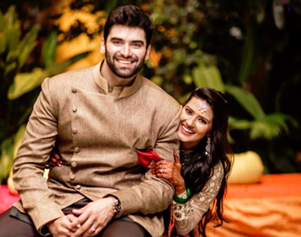 টাঙ্গাবল্লি আর ঝাঁসি কি রানির প্রেম কাহিনি। ক্রাতিকা সেনগার আর নিকিতিন ধীর রিয়েল লাইফে প্রেমও করেছেন, বিয়েও করেছেন। বহু দিনই তাঁদের এক সঙ্গে দেখতে চাইছিলেন দর্শক। ‘বিগ বস’-এর সিজনেই হয়তো দেখা যেতে পারে তাঁদের।