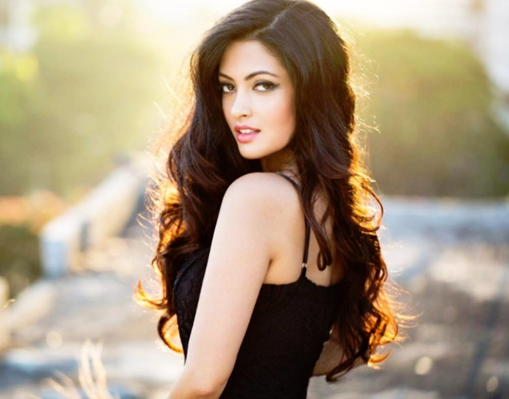 বেশ কিছু দিন আগেই বিয়ের পিঁড়িতে বসেছিলেন মুনমুন সেন কন্যা রিয়া সেন। বহু দিন ধরেই ইন্ডাস্ট্রিতে তাঁর কামব্যাক নিয়ে জল্পনা। কিছুদিন যোগা নিয়েও ব্যস্ত ছিলেন অভিনেত্রী। ‘বিগ বস’ হাউসে দেখা মিলতে পারে রিয়ারও।