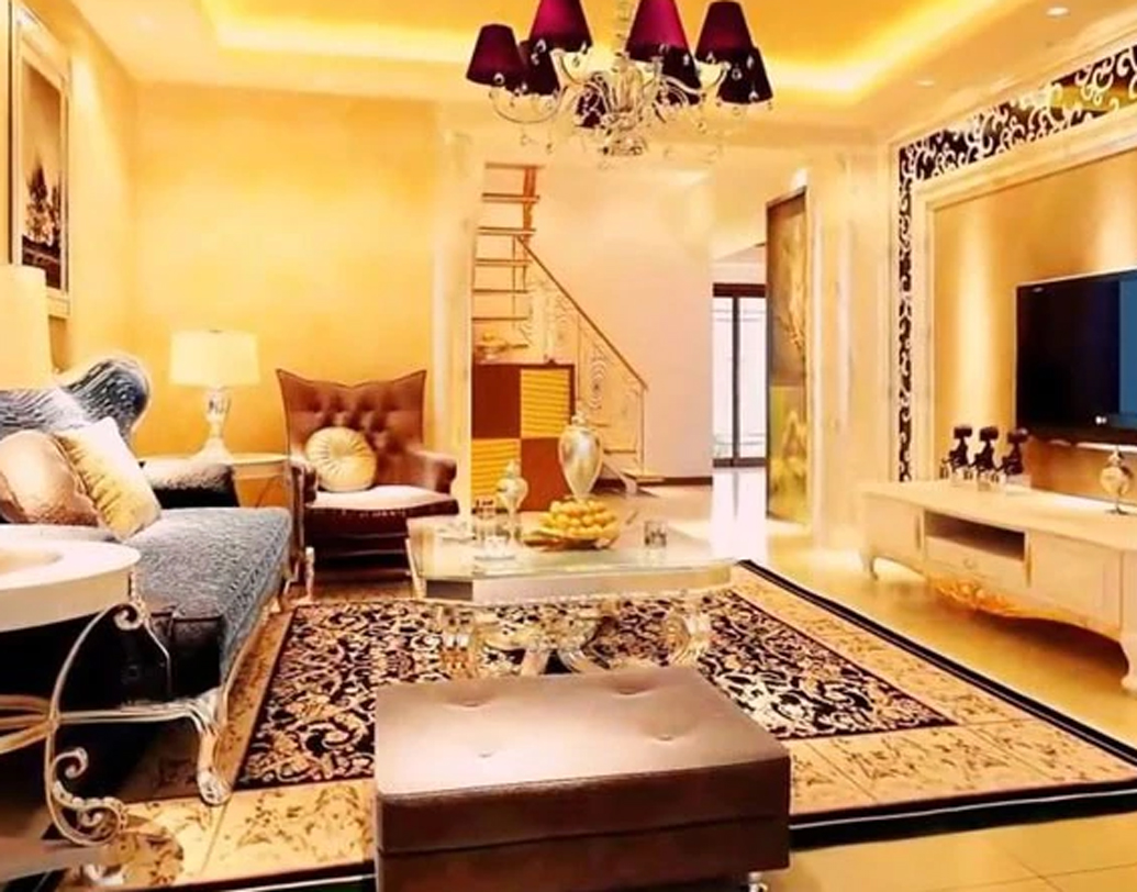 বাড়ির ভিতরই রয়েছে জিম, হেল্থ স্পা, বিউটি পার্লার, বলরুম। রয়েছে তিনটি সুইমিং পুল, ৫০ আসন বিশিষ্ট একটি সিনেমা হল। যোগাসন এবং নাচের জন্যও আলাদা ঘর রয়েছে অ্যান্টিলিয়ায়।