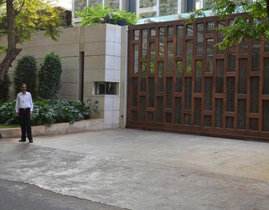 বাড়িটি নকশা করা হয়েছে ক্রিস্টাল, মার্বেল এবং মুক্তো দিয়ে। বাড়িটিতে রয়েছে ৯টি সুপার ফাস্ট লিফ্ট। রয়েছে তিনটি হেলিপ্যাড।