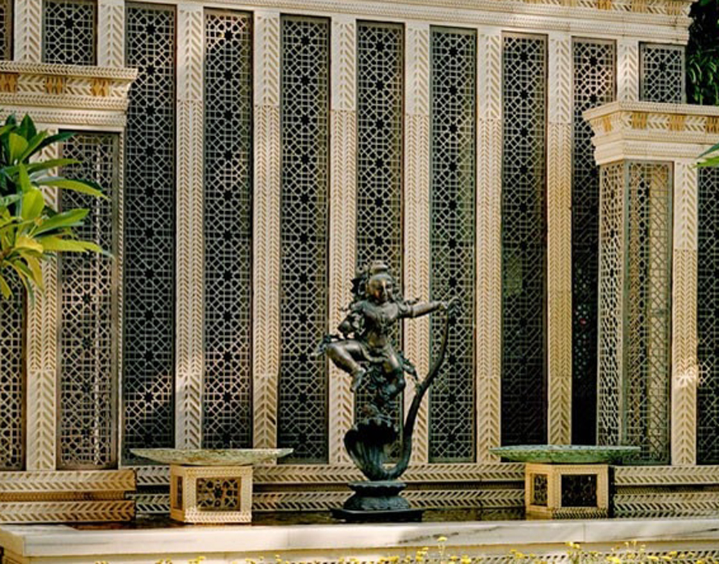 অম্বানীরা ছাড়া বাড়িতে থাকেন ৬০০ জন কর্মচারী। রয়েছেন নিরাপত্তা রক্ষী, দেহরক্ষীরাও।