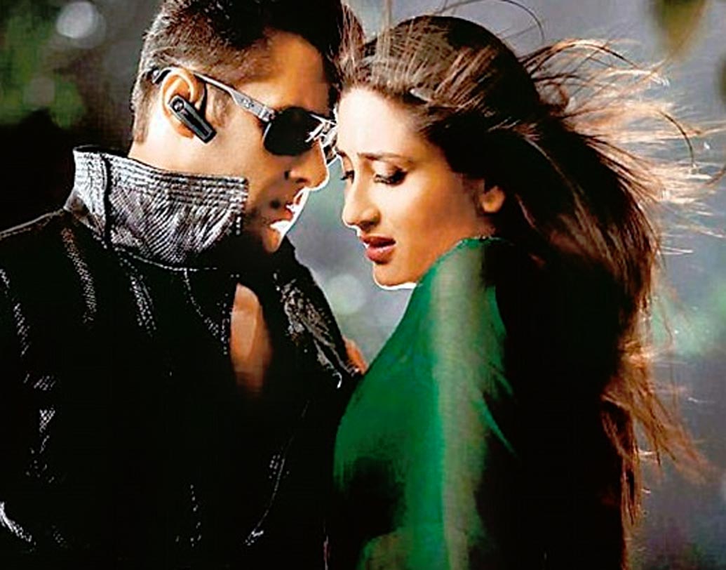 বডিগার্ড- তামিল, হিন্দি আর মালয়ালম এই তিন ভাষায় তৈরি হয়েছিল ‘বডিগার্ড’। তিনটে ভাষাতেই সুপারহিট হয়েছিল এই ছবি। সলমন খান আর করিনা কপূরের অভিনয়ে মন মজেছিল দর্শকদের। আর তার জেরেই বক্স অফিসে সুপার-ডুপার হিট করেছিল ‘বডিগার্ড’।