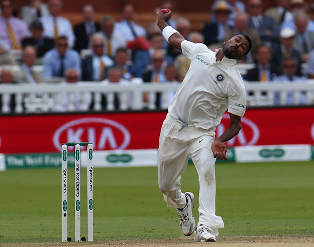 হার্দিক পাণ্ড্য: এর পরই অলরাউন্ডারদের জন্য জায়গা রাখতে হবে বিরাটকে। সে ক্ষেত্রে অবশ্যই প্রথম পছন্দ হার্দিক। সীমিত ওভারের ম্যাচে হার্দিক যতটা কার্যকর, টেস্টে ততটা এখনও দেখা যায়নি। সুযোগ কাজে লাগাতে হবে হার্দিককে।