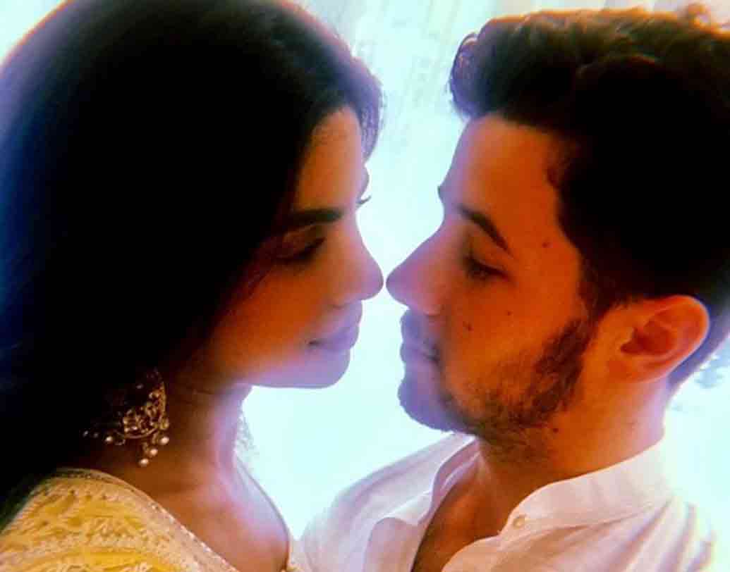 শোনা যাচ্ছে আগামিকাল মুম্বইয়ের একটি পাঁচতারা হোটেলে পার্টি দিচ্ছেন এই জুটি। মোট ২০০টি ঘর নাকি বুক করা হয়েছে অতিথিদের জন্য।