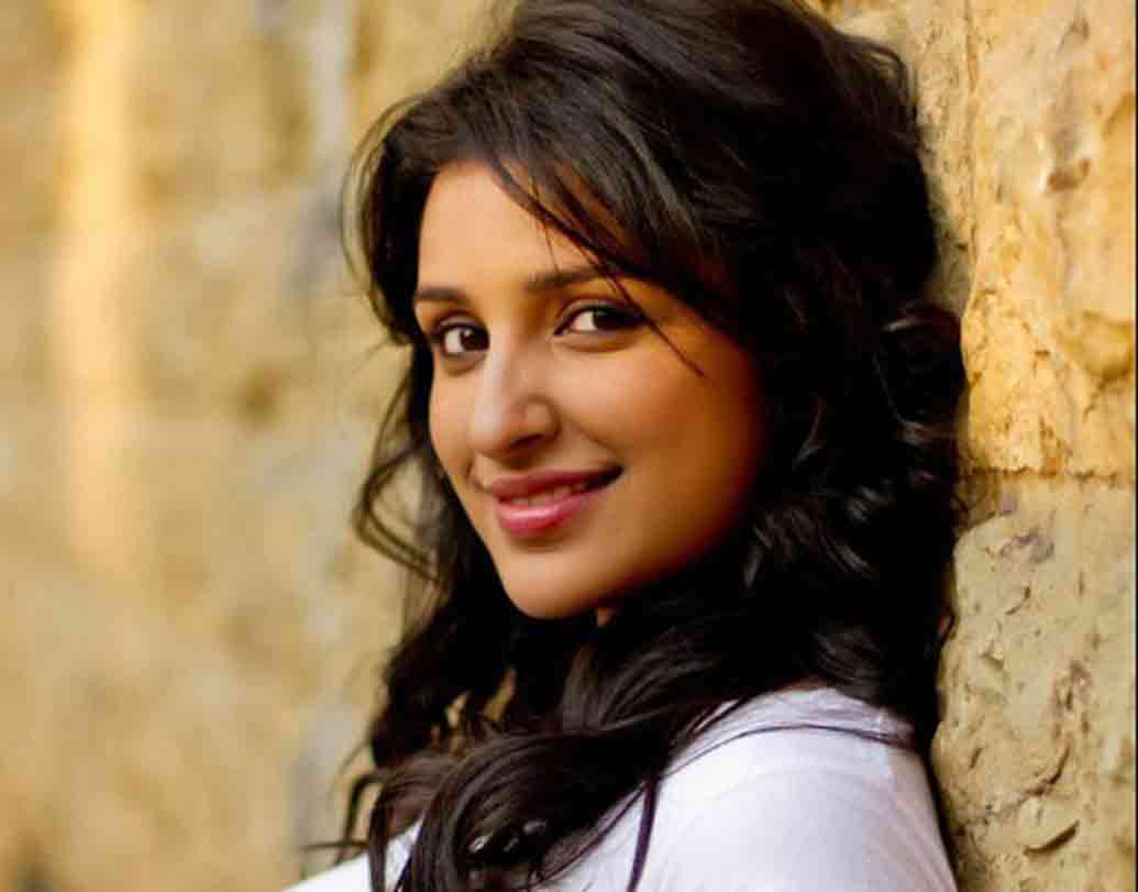 প্রিয়ঙ্কার তুতো বোন পরিণীতি শনিবার সকাল থেকেই রয়েছেন প্রিয়ঙ্কার বাড়িতে। আগামিকালও তিনি থাকবেন বলেই খবর।