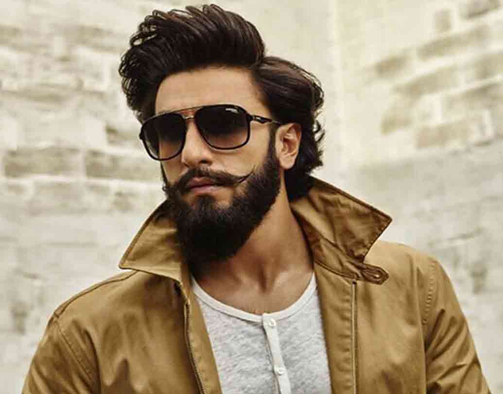 রণবীর সিংহের সঙ্গে প্রিয়ঙ্কার ভাল বন্ধুত্ব। ফলে তিনিও নাকি যাবেন এই এনগেজমেন্ট পার্টিতে। তবে দীপিকার সঙ্গে এই মুহূর্তে রণবীরের সম্পর্ক নিয়ে জল্পনা রয়েছে। তিনিও থাকবেন কিনা তা জানা যায়নি।