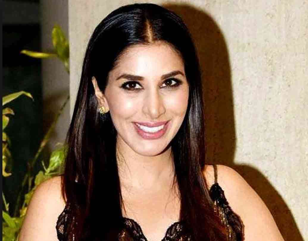 সোফি চৌধুরির সঙ্গে প্রিয়ঙ্কার দীর্ঘদিনের সম্পর্ক। বন্ধুকে উইশ করতে তিনি পার্টিতে যাবেন বলে খবর।