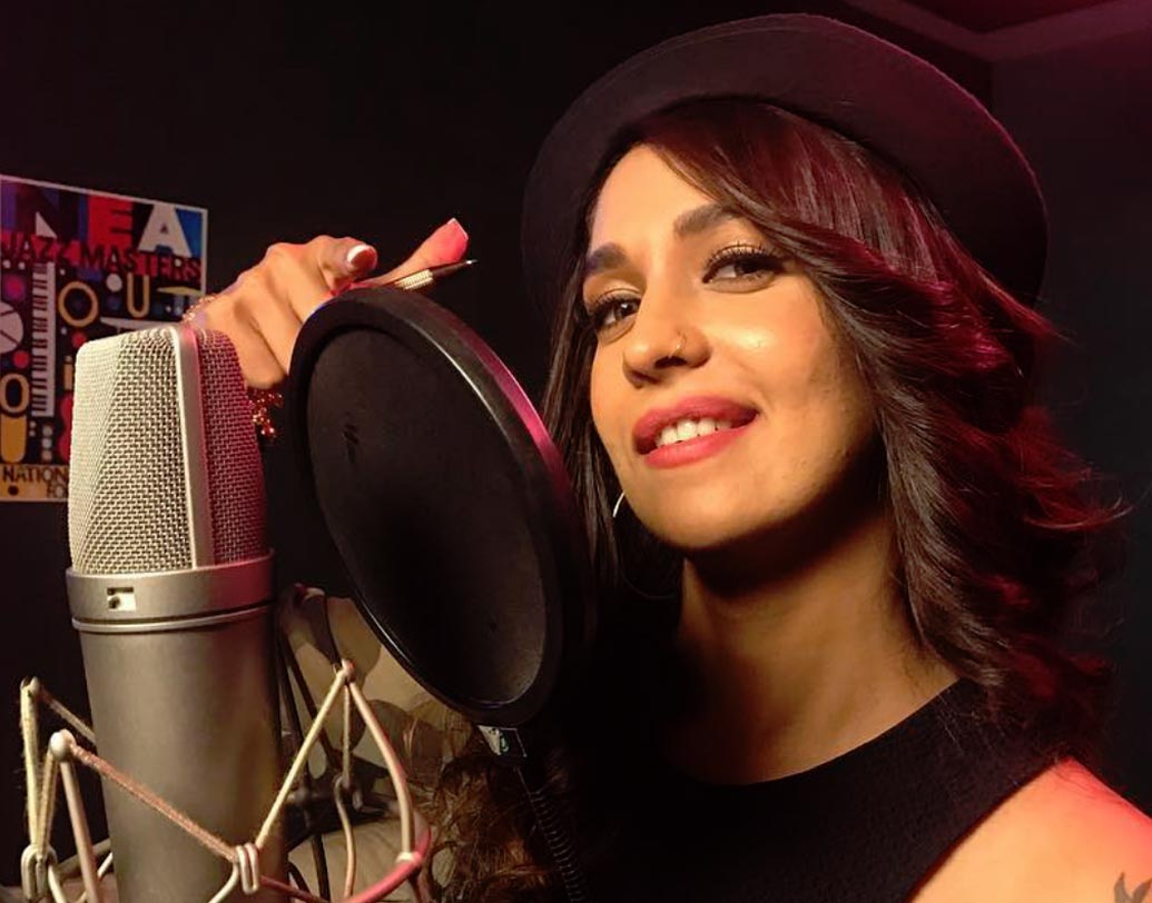 আলাপ হয়েছিল এক কমন ফ্রেন্ড আনন্দ তিওয়াড়ির মাধ্যমে। তারপরই বন্ধুত্ব। আর প্রেমেও পড়েছেন নাকি তখনই। যদিও কেউই তা স্বীকার করেন না।