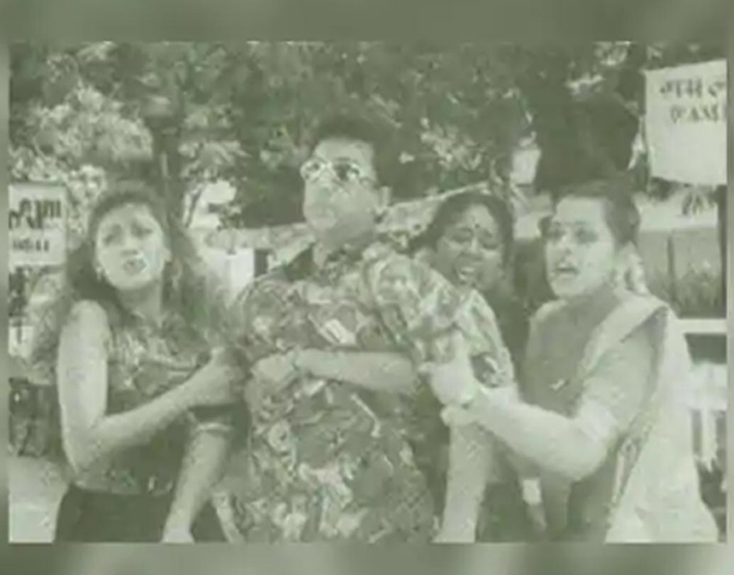 লেডিজ ওনলি: ১৯৯৭ সালে ছবির কাজ সম্পূর্ণ হওয়ার পরেও মুক্তি পায়নি এটি। কমল হাসান পরিচালিত সুপারহিট তামিল ছবি ‘মাগালির মাত্তুম’-এর রিমেক এটি। রণধীর কপূর, সীমা বিশ্বাস, শিল্পা শিরোদকর অভিনীত ছবিটি মুক্তি না পাওয়ার কারণ অজানা।