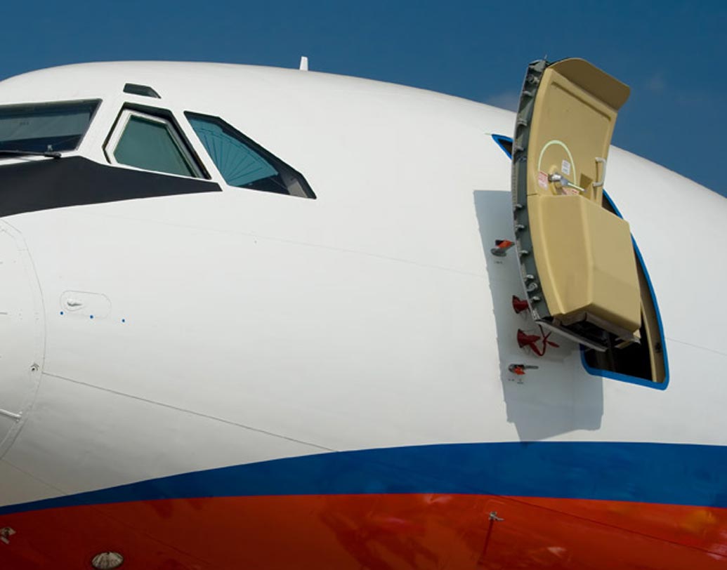 দরজা খোলা ! এমনটাই হয়েছিল, ২০১৬ সালে ফিলিপিন্স থেকে দক্ষিণ কোরিয়াগামী বিমানে। ৪০ মিনিট আকাশে ওড়ার পর দেখা যায়, বিমানের দরজা খোলা। কেউ হতাহত না হলেও ক্ষতিপূরণ পেয়েছিলেন যাত্রীরা।