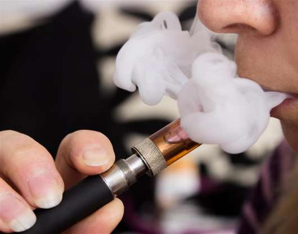 ২০১৬ সালে হার্টসফিল্ড জ্যাকসন আটলান্টা আন্তর্জাতিক বিমানবন্দরে কোনও এক ব্যক্তির ইলেকট্রনিক সিগারেটের লিথিয়াম ব্যাটারি ফেটে বিস্ফোরণ হয়। কেউ হতাহত হননি। বিমানটি ২০ মিনিট দেরিতে ছাড়ে।