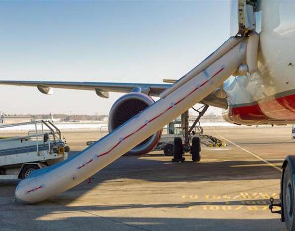 অবতরণের পর আগে নামবেন বলে ২০১৪ সালে চিনের একটি বিমানে এমারজেন্সি স্লাইড খুলে দেন এক ব্যক্তি। ১৩,১০০ ডলার জরিমানা দিতে হয় তাঁকে। বাকি যাত্রীরাও দু’ঘন্টা আটকে ছিলেন।২০১৬ সালের এপ্রিলে ইউনাইটেড এয়ারলাইন্সের এক বিমানকর্মীও আগে নামতে চেয়ে এমারজেন্সি স্লাইড খুলে দিয়েছিলেন। বলা বাহুল্য, চাকরি খোয়ান তিনি।