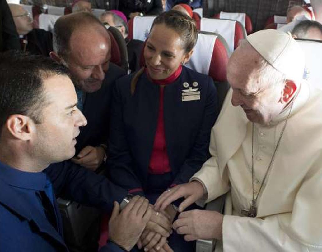 চিলের একটি বিমানে ছিলেন পোপ ফ্রান্সিস। জানতে পারেন, ভূমিকম্পে গির্জা ভেঙে পড়ায় বিয়ে আটকে গিয়েছে দুই বিমানকর্মীর। মাঝ আকাশেই তাঁদের বিয়ে দোন পোপ।