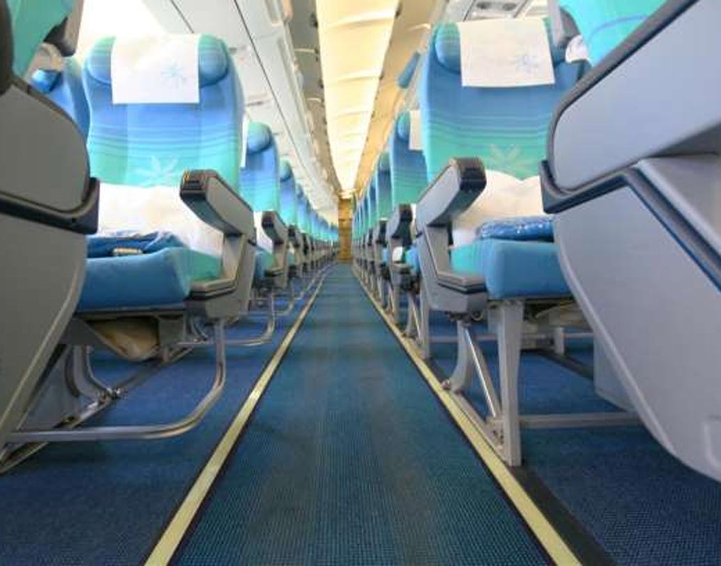 স্টকহোম যাওয়ার পথে বিশ্রী একটা গন্ধের জন্য কোপেনহেগেনে জরুরি অবতরণ করে বিমান। দেখা যায়, বিমানের মেঝের নতুন কার্পেট থেকে ছড়াচ্ছে সেই গন্ধ! কিসের গন্ধ তা অবশ্য বোঝা যায়নি।