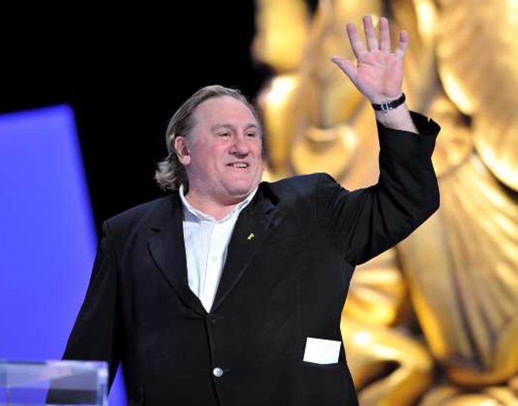 ২০১১ সালে বিমানের যাত্রীদের সামনেই বোতলের মধ্যে মূত্রত্যাগ করেন ফরাসি অভিনেতা জেরার্ড দেপারদিউ। কারণ বিমান না ছাড়লে শৌচালয় ব্যবহারের অনুমতি নেই। নামিয়ে দেওয়া হয় তাঁকে।