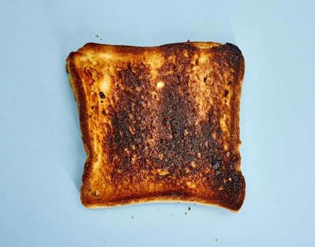 ২০১৪ সালে বস্টন থেকে মায়ামি যাওয়ার পথে একটি বিমান ফিরে যেতে বাধ্য হয়। বিমানে একটা বিশ্রী পোড়া গন্ধ। ধোঁয়াও ছিল। পরে জানা যায়, এর উৎস বিমানের কেবিনের পোড়া পাউরুটি!