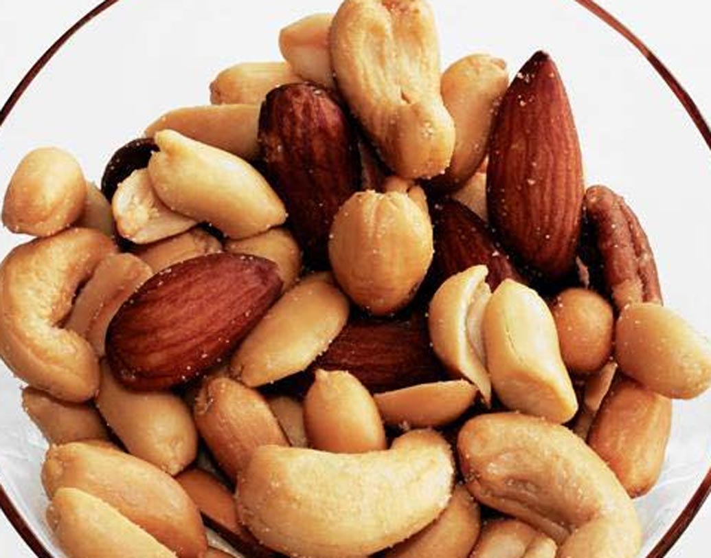 রানওয়ে থেকে ছেড়ে গিয়েছে বিমান। প্লেটে বাদাম দেওয়া নিয়ে বচসা শুরু হয় এক কর্মী ও যাত্রীর। বচসা ছড়ায় হাতাহাতিতে। দক্ষিণ কোরিয়ার ঘটনায় হাজতবাস করে বিমানের কর্মী ও যাত্রী দু’জনেই।