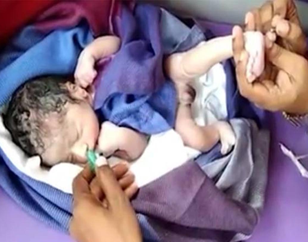 ২০১৭ সালে মাঝ আকাশে জন্ম নেয় এক খুদে। মুম্বইয়ে জরুরি অবতরণ করানো হয় বিমানটিকে। ততক্ষণে ‘প্রি-ম্যাচিওর বেবি’-টি পৃথিবার আলো দেখে ফেলেছে। এরকম ঘটনা ঘটেছিল আমেরিকাতেও।