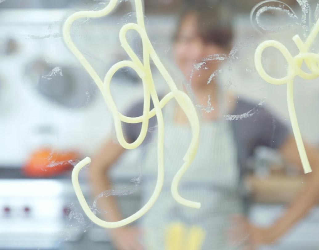 প্রেমিকের পাশে বসতে পারেননি বিমানে। তাই বিমানকর্মীর গায়ে গরম জল ও নুডলস ছুড়ে দিয়েছিলেন এক মহিলা। ২০১৫ সালে নিনজিং থেকে ব্যাংককে যাওয়ার পথে ঘটনাটি ঘটে।