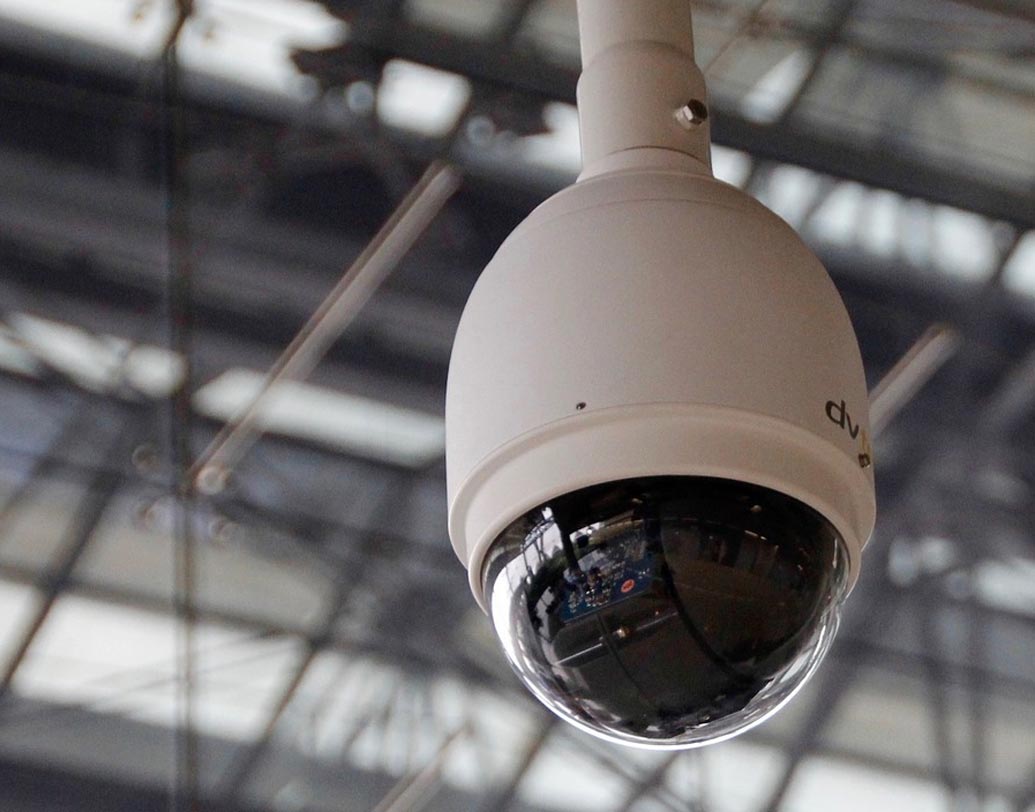 বিমানের শৌচালয়ে লাগানো ছিল স্পাই ক্যামেরা! আমেরিকার একটি বিমানে ২০১৪ সালে এই ঘটনা জানাজানি হওয়ার পর বিতর্ক শুরু হয়েছিল।