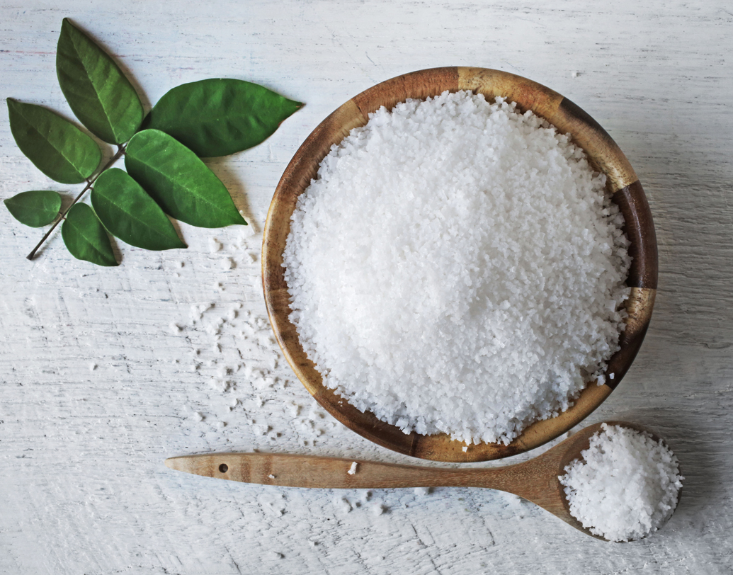 রোগা হওয়ার জন্য অনেকেই কম সোডিয়ামযুক্ত ডায়েটে অভ্যস্ত হতে চান। আধুনিক চিকিৎসাবিজ্ঞান কিন্তু এই অভ্যাস সমর্থন করে না। বরং চিকিৎসকদের মতে, শরীরে ঠিক কতখানি সোডিয়াম প্রয়োজন তা না জেনে দীর্ঘ দিন কম সোডিয়ামযুক্ত খাবার রক্তে সোডিয়ামের মাত্রা কমায়। বাড়ায় হার্ট অ্যাটাকের সম্ভাবনা। ছবি: শাটারস্টক।