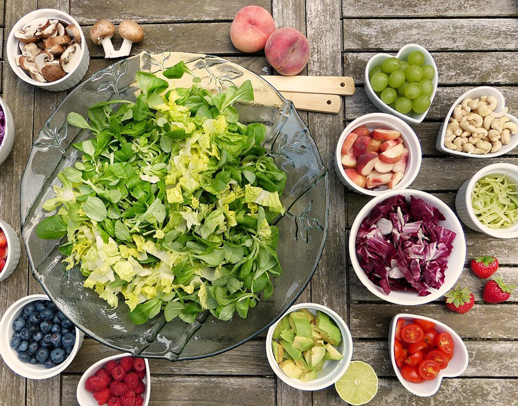 সব্জি রান্নার সংস্পর্শে এলেই তার পুষ্টিগুণ হারায়— এমন বিশ্বাস থেকে অনেকেই সব্জি ভাপিয়ে খাওয়ার অভ্যাস করেন। পুষ্টিবিদদের মতে, এমনটা কখনওই স্বাস্থ্যকর নয়। বরং ভাল করে রান্না হওয়া সব্জি হজমে সাহায্য করে। কাঁচা বা ভাপানো সব্জির ডায়েট হঠাৎ অনেকটা ওজন ঝরালেও তাতে শরীরে নেতিবাচক প্রভাব পড়ে। ভিতরে তৈরি হয় নানা অসুখ। ছবি: পিক্সঅ্যাবে।