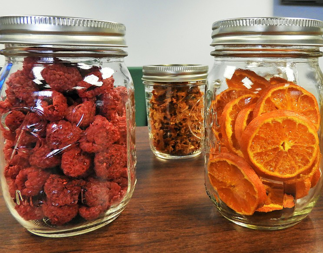 অনেকেই রোগা থাকার ইচ্ছায় প্রক্রিয়াজাত খাবারের উপর নির্ভর করেন। চিকিৎসকদের মতে, খাবার যতই স্বাস্থ্যকর হোক, তা কৃত্রিম উপায়ে প্রক্রিয়াজাত না হওয়াই ভাল। বরং এ সব খাবারে বাইরে থেকে যোগ করা হয় নুন বা চিনি, যা আদতে ক্ষতি করে শরীরের। অনেকেই সাপ্লিমেন্ট ফুড খেয়ে ওজন নিয়ন্ত্রণে রাখেন। তা-ও ক্ষতি করে শরীরের বিপাক ক্রিয়ায়। ছবি: পিক্সঅ্যাবে।