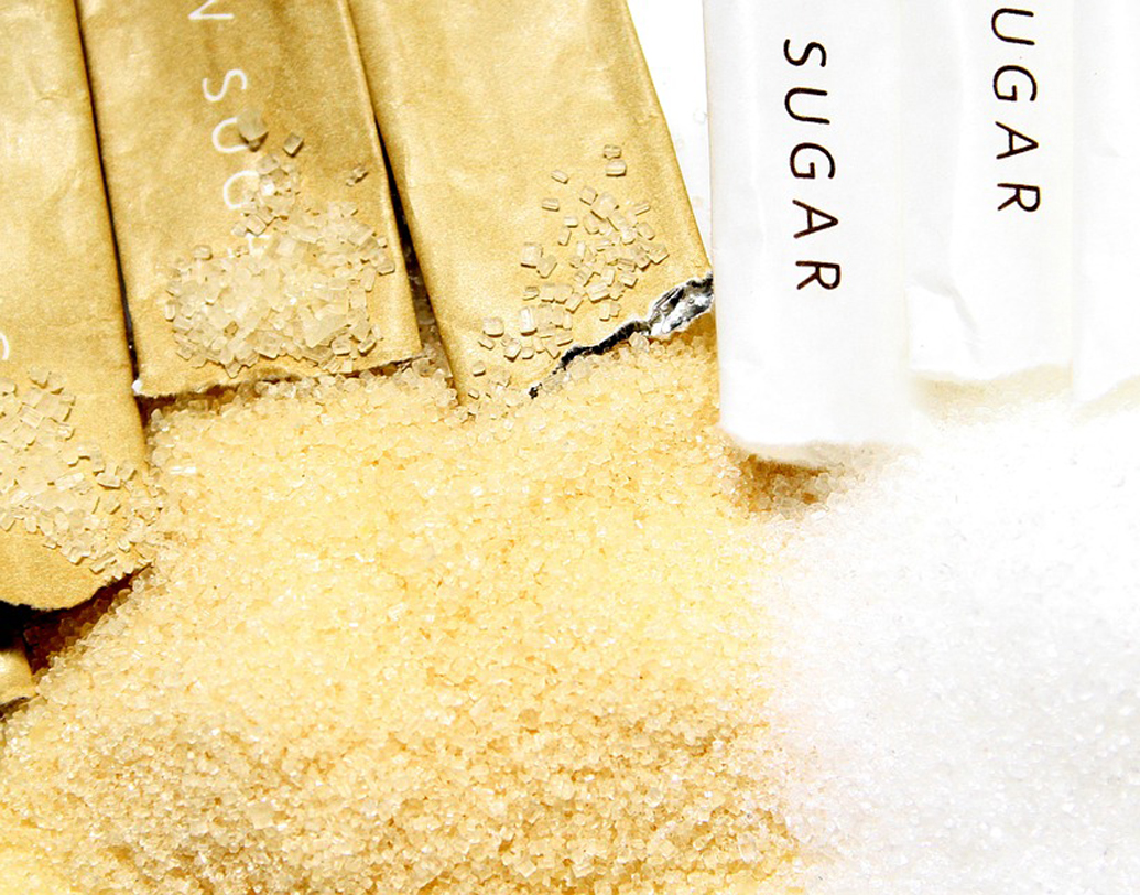 চিনির বদলে বাজারজাত কৃত্রিম শর্করায় (সুগার ফ্রি) শরীরে ক্যালোরির পরিমাণ বাড়ে। বরং, পুষ্টিবিদদের মতে, একটা নির্দিষ্ট মাত্রা পর্যন্ত চিনি কোনও ক্ষতি করে না শরীরের। আমেরিকান হার্ট অ্যাসোশিয়েশনের গবেষণা অনুযায়ী, প্রতি দিন গড়ে ৬-৭ চামচ চিনি শরীরে দরকার। বরং সুগার ফ্রি-র ফ্রুকটোজ শরীরের পক্ষে ক্ষতিকারক। ছবি: শাটারস্টক।