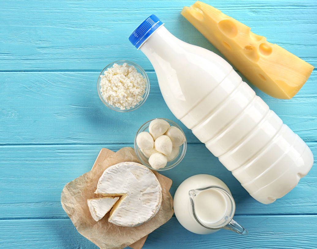 ছিপছিপে চেহারার লোভে এড়িয়ে চলছেন দুগ্ধজাত সব খাবার? এতে ক্ষতি করছেন নিজেরই। গবেষণা বলছে, লো ফ্যাট সমৃদ্ধ দুগ্ধজাত খাবার শরীর সুস্থ রাখতে জরুরি। ওজন কমানো থেকে রক্তচাপ নিয়ন্ত্রণে রাখা— সব উপকারই পাবেন এই ধরনের খাবারে। ছবি: শাটারস্টক।