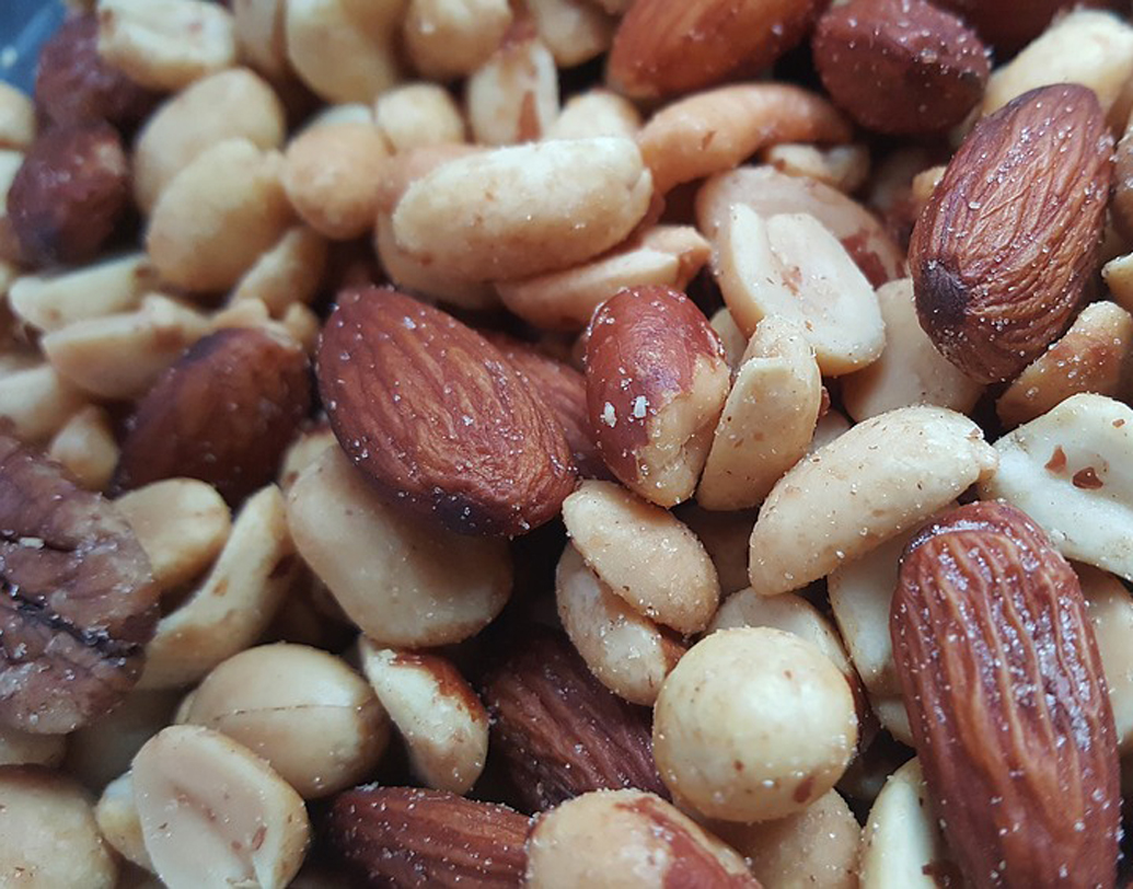 রোগা হতেই হবে, তাই ডায়েট থেকে বাদ দিয়েছেন সব ধরনের ফ্যাট? জানেন কি, এতে কী পরিমাণ ক্ষতি হচ্ছে শরীরের? শরীরের লিপিড স্তর ঠিক রাখতে ও প্রদাহ কমাতে ফ্যাট খুব দরকারি। তাই রুটি, বাদাম জাতীয় আনস্যাচুরেটেড ফ্যাট রাখুন ডায়েটে। আনস্যাচুরেটেড ফ্যাট শরীরে দ্রবীভূত হতে অনেক সময় নেয়, তাই ওজন বাড়ার ভয় থাকে না। ছবি: পিক্সঅ্যাবে।