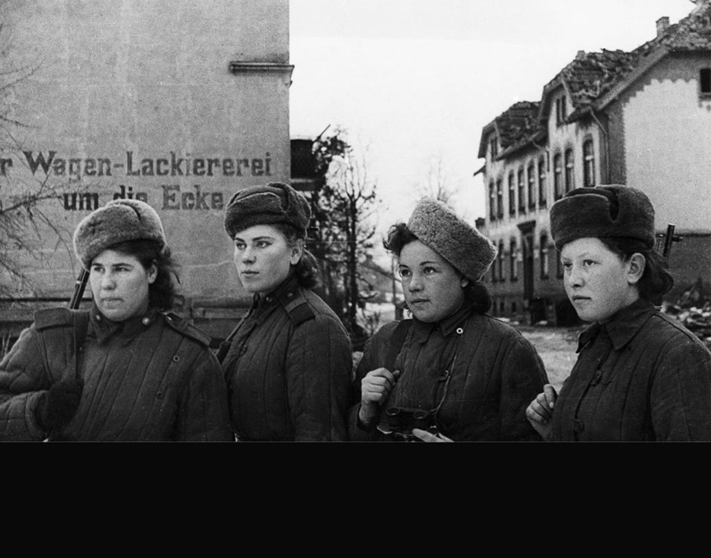 প্রায় দু’ হাজার মহিলা স্নাইপার ছিল রাশিয়ার সেনাবাহিনীতে। হিটলারও নাকি ভয় পেতেন এই স্নাইপারদের। এমনই ক্ষিপ্রতা ছিল তাঁদের।