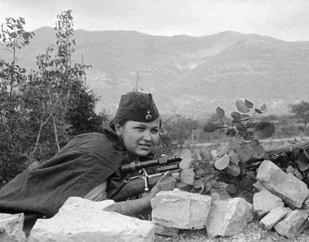 ইয়েলিজাভেতা মিরোনোভা (লিজা): দ্বিতীয় বিশ্বযুদ্ধের সময় অন্যতম ভূমিকা পালন করেছিলেন তিনি। স্তালিনগ্রাদের যুদ্ধে একাই একশো জন শত্রুকে মেরেছেন তিনি। একদিনেই ৩২জন জার্মান সেনাকে মেরেছিলেন লিজা।