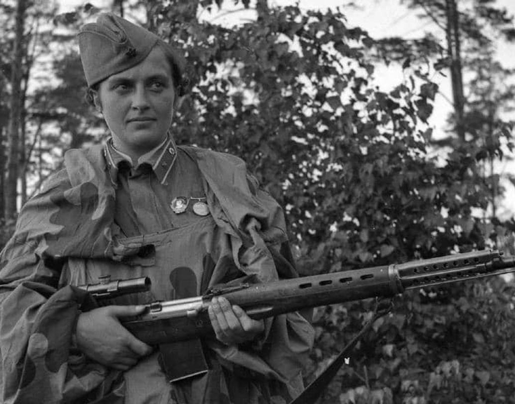 লিউডমিলা পাভলিচেঙ্কো: পরিচিতি ‘লেডি ডেথ’ নামে। তাঁর নামে কাঁপত শত্রুপক্ষ। বছরে ৩০৯ টি ‘কনফার্মড কিলিং’-এর রেকর্ড রয়েছে তাঁর। এঁদের মধ্যে ৩৬ জন জার্মান স্নাইপার ছিলেন।