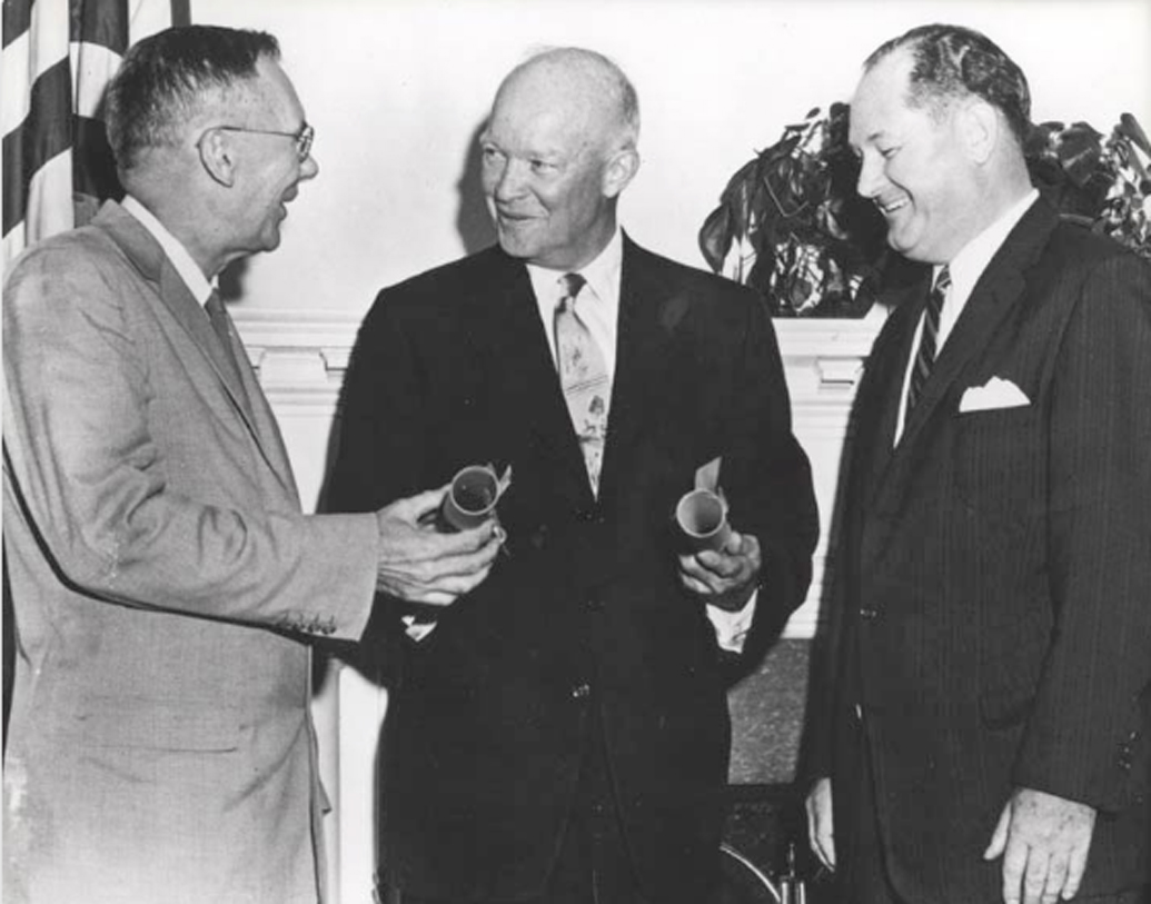 ভ্রূণ জন্মাল। ১৯৫৮ সালের ২৯ জুলাই ‘ন্যাশনাল অ্যারোনটিক্স অ্যান্ড স্পেস অ্যাক্ট’-এ সই করলেন তদানীন্তন মার্কিন প্রেসিডেন্ট আইজেনহাওয়ার। আনুষ্ঠানিক ভাবে নাসার জন্ম হল তার আরও দু’মাস পর। অক্টোবরের ১ তারিখে। জন্ম হল মানবসভ্যতার আধুনিক ইতিহাসের একটি অত্যন্ত গুরুত্বপূর্ণ অধ্যায়ের।