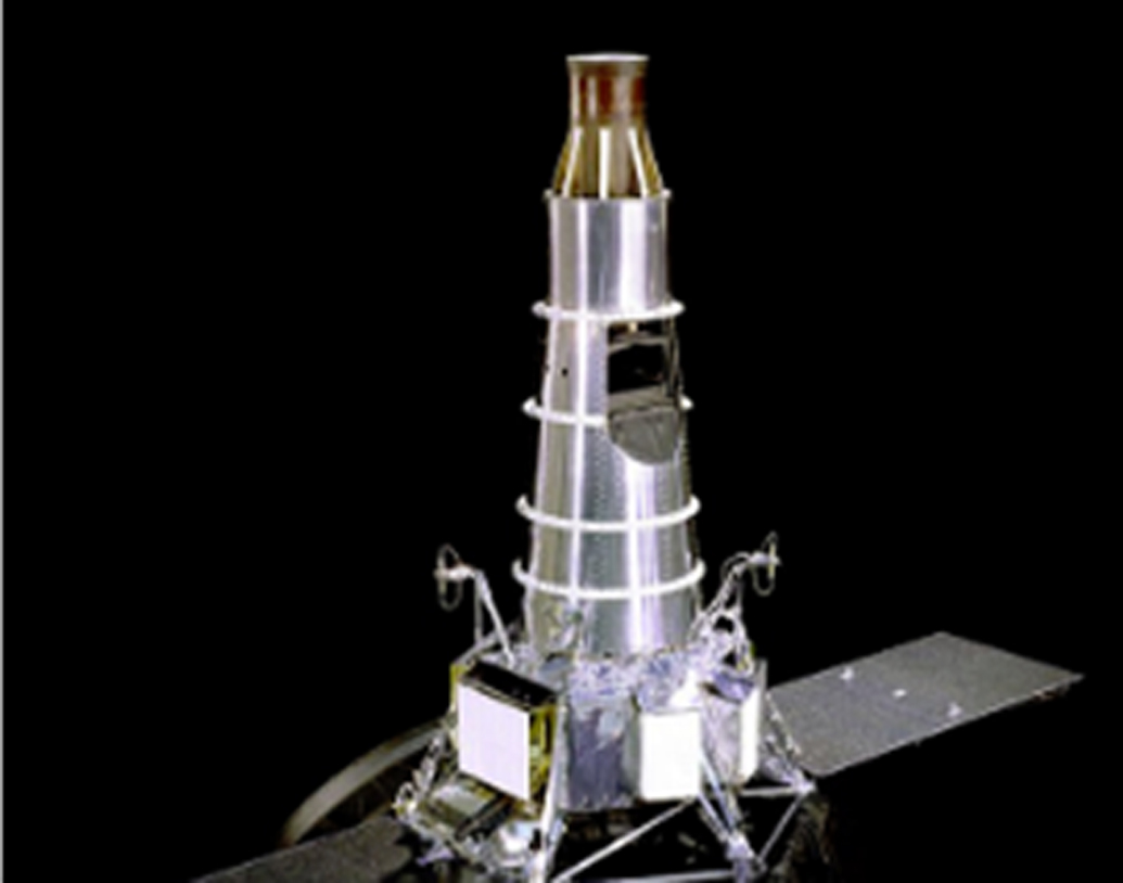 ভাবনাটা অনেক আগে থেকেই ছিল। মানুষ পাঠানো হবে চাঁদে। কিন্তু দুম করে তো আর মানুষ পাঠিয়ে দেওয়া যায় না চাঁদে! তার পিঠটা (সারফেস) ঠিক কেমন, কতটা এবড়োখেবড়ো, তা বুঝতে ১৯৬৪ সালে চাঁদে প্রথম একটি ‘ল্যান্ডার’ মহাকাশযান পাঠাল নাসা। এই সেই ‘ল্যান্ডার’ মহাকাশযান ‘রেঞ্জার-৭’।