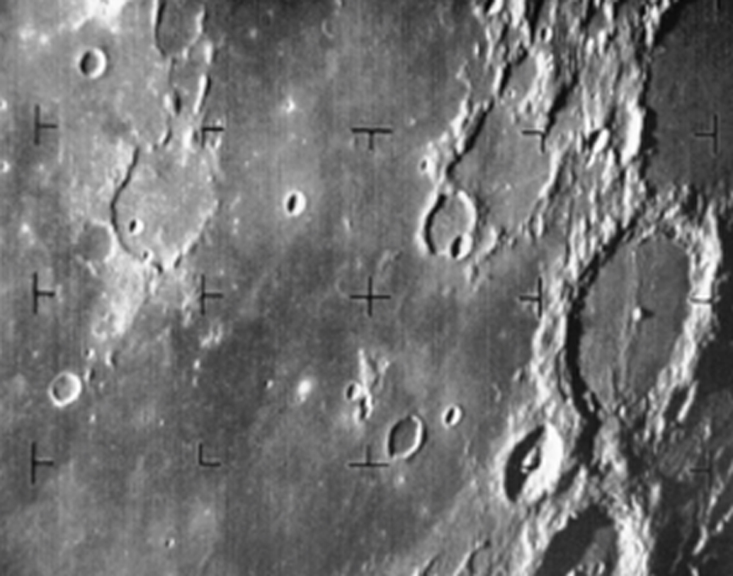 এটাই প্রথম চাঁদের পিঠের ছবি। ১৯৬৪ সালে তুলেছিল নাসার ‘ল্যান্ডার’ মহাকাশযান ‘রেঞ্জার-৭’। চাঁদের মাটি ছোঁয়ার আগেই মার্কিন মহাকাশযানের পিঠে চেপে চাঁদের পিঠের মোট ৪ হাজার ৩১৬টি ছবি তুলেছিল ‘রেঞ্জার-৭’। সেই সব ছবি বিশ্লেষণ করে নাসা সিদ্ধান্ত নিয়েছিল চাঁদের পিঠের কোন দিকটায় নামানো হবে মানুষ। কোন দিকে মানুষ নামালে বিপদের আশঙ্কা কম।