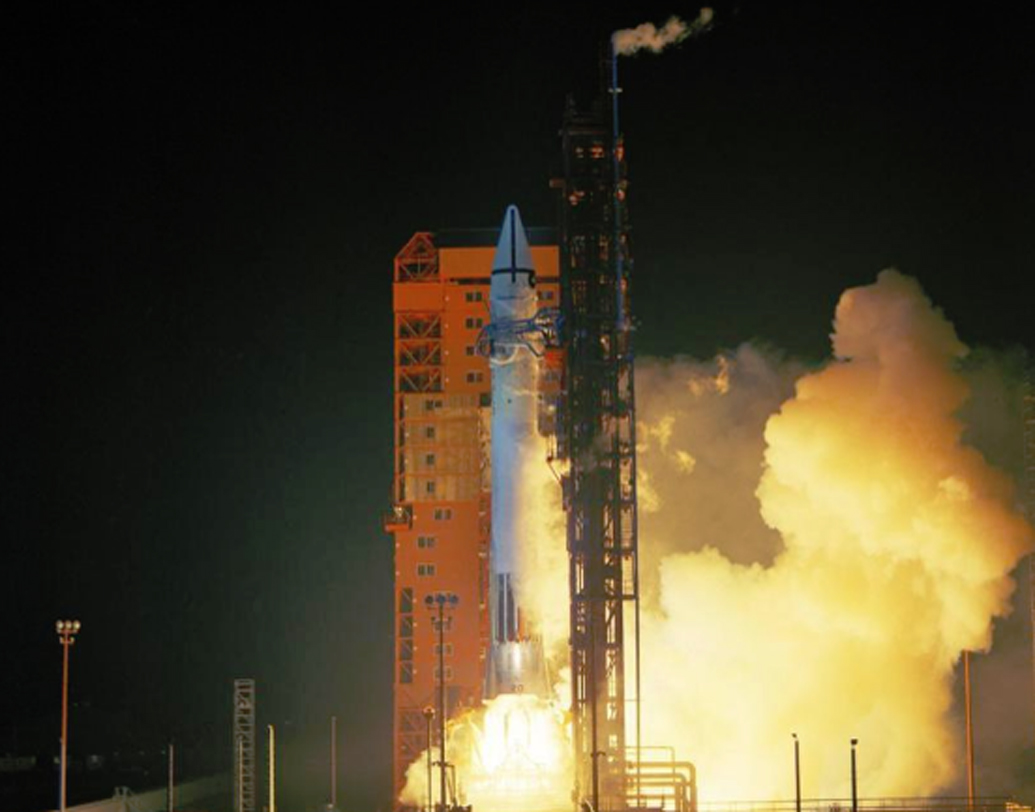 সেটা ১৯৬৯ সাল। সেই প্রথম এই সৌরমণ্ডলে আমাদের প্রতিবেশী ‘লাল গ্রহ’ মঙ্গলের প্রায় কান ঘেঁষে চলে যায় কোনও মহাকাশযান। যার নাম- ‘মারিনার-৬’। ওই সময় খুব কাছ থেকে মঙ্গলের ২০টি ছবি তুলেছিল নাসার এই মহাকাশযান।