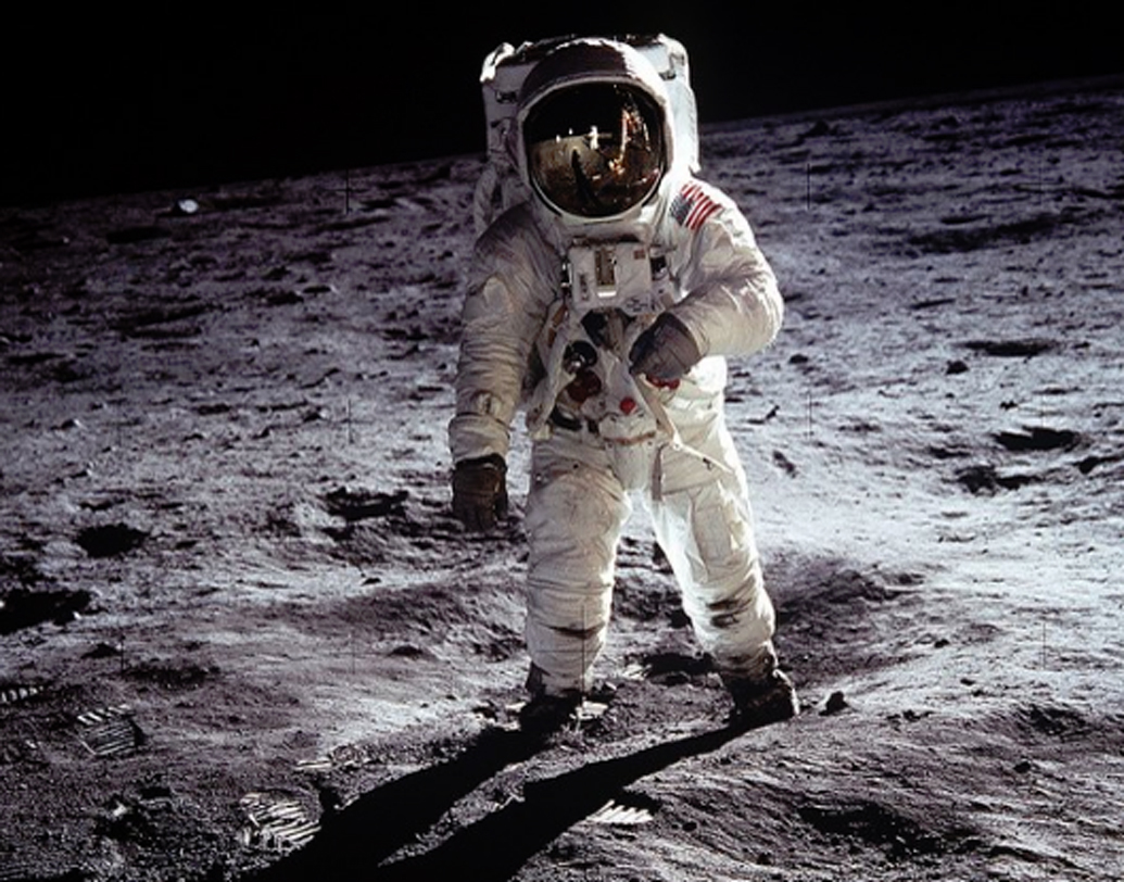 এল সেই দিন। ১৯৬৯-র ২৯ জুলাই। প্রাক্তন মার্কিন প্রেসিডেন্ট আইজেনহাওয়ার যে দিন (১৯৫৮) সই করেছিলেন ‘ন্যাশনাল অ্যারোনটিক্স অ্যাক্ট’-এ, ১৮ বছর পর সেই দিনেই চাঁদের মাটিতে প্রথম পা পড়ল মানুষের। নিল আর্মস্ট্রং, মাইক কলিন্সের সঙ্গে চাঁদে হাঁটলেন বাজ অলড্রিন। এখানে সেই অলড্রিনকেই দেখা যাচ্ছে।