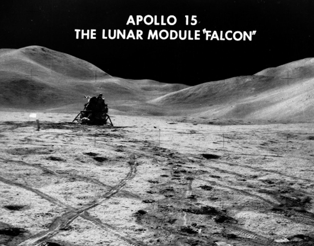১৯৭১। ‘অ্যাপোলো-১৫’ অভিযানে চাঁদের মাটিতে আবার নামল ‘ফ্যালকন’ মহাকাশযান। ৩ দিন ধরে ১৮ ঘণ্টা চাঁদের মাটিতে হাঁটলেন দুই মহাকাশচারী ডেভ স্কট ও জিম আরউইন। হ্যাডলি রিলে এলাকায় সেই প্রথম চাঁদের মাটিতে গাড়ি (‘মুন কার’) চালালেল মহাকাশচারীরা। সে এক ইতিহাস।