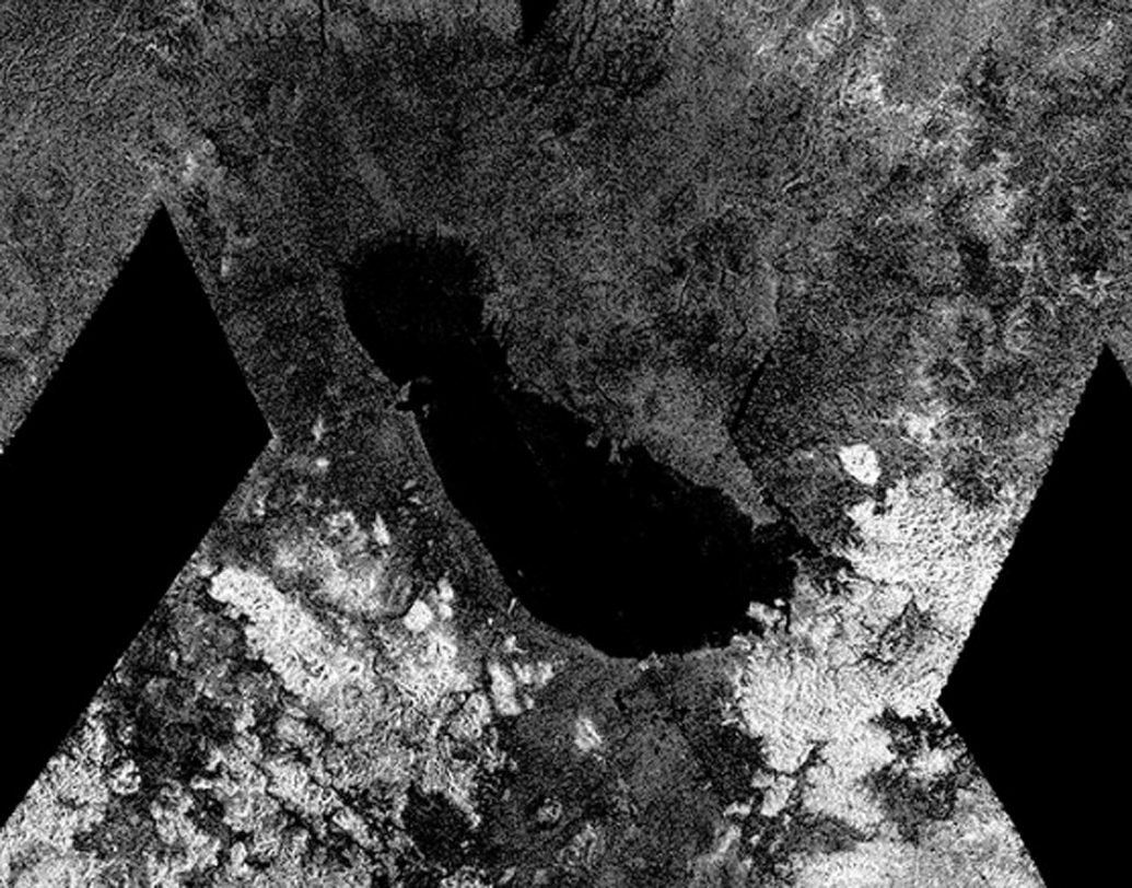 ২০০৮ সালেই শনির চাঁদ ‘টাইটান’-এ প্রথম তরলে ভরা হ্রদের হদিশ পেয়েছিল নাসার মহাকাশযান ‘ক্যাসিনি’। সেই তরল অবশ্য জল নয়। ইথেনের মতো কিছু তরল হাইড্রোকার্বন।