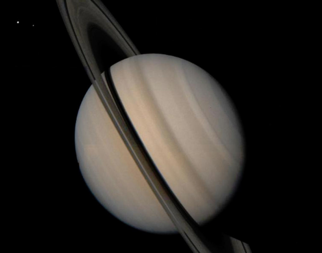 আজ থেকে ৪০০ বছর আগে, ১৬১০ সালে টেলিস্কোপে চোখ লাগিয়ে প্রথম শনি গ্রহের বলয় দেখতে পেরেছিলেন গ্যালিলিও গ্যালিলেই। তার ৩৬০ বছর পর , গত শতাব্দীর সাতের দশকের শেষাশেষি শনির সেই বলয়ের এই ছবি তুলেছিল নাসার ‘ভয়েজার’ মহাকাশযান।