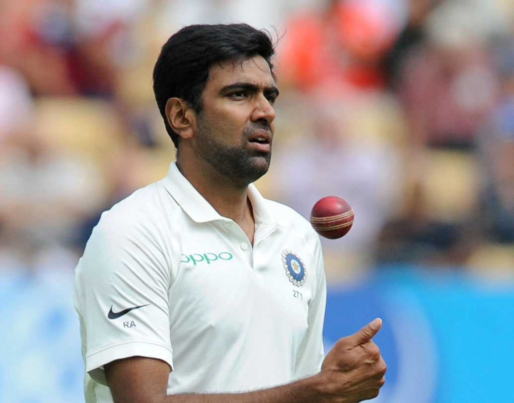 রবিচন্দ্রন অশ্বিন: বিরাটের এই সিদ্ধান্ত কতটা ঠিক, তা ম্যাচের শেষেই বোঝা যাবে। যদিও প্রথম দিনের শেষে অশ্বিনের দাপটে অনেকটাই ব্যাটফুটে ইংল্যান্ড।