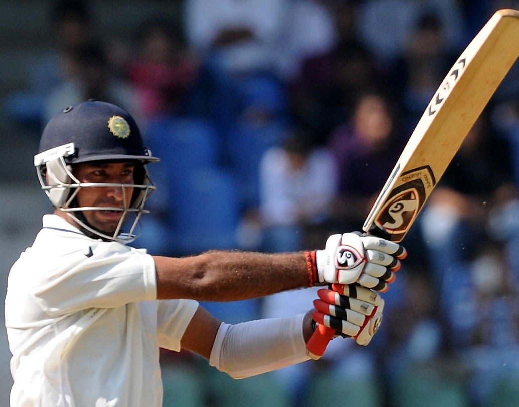 চেতেশ্বর পূজারা: অনেকেই তাঁর সঙ্গে রাহুল দ্রাবিড়ের তুলনা করে থাকেন। টেস্টে রাহুল-পরবর্তী শূন্যতা তিনি পূরণ করবেন বলে যখন মনে করা হচ্ছিল, তখনই ইংল্যান্ডের বিরুদ্ধে গুরুত্বপূর্ণ সিদ্ধান্ত নিলেন বিরাট। ম্যাচে নেওয়া হল না পূজারাকে।