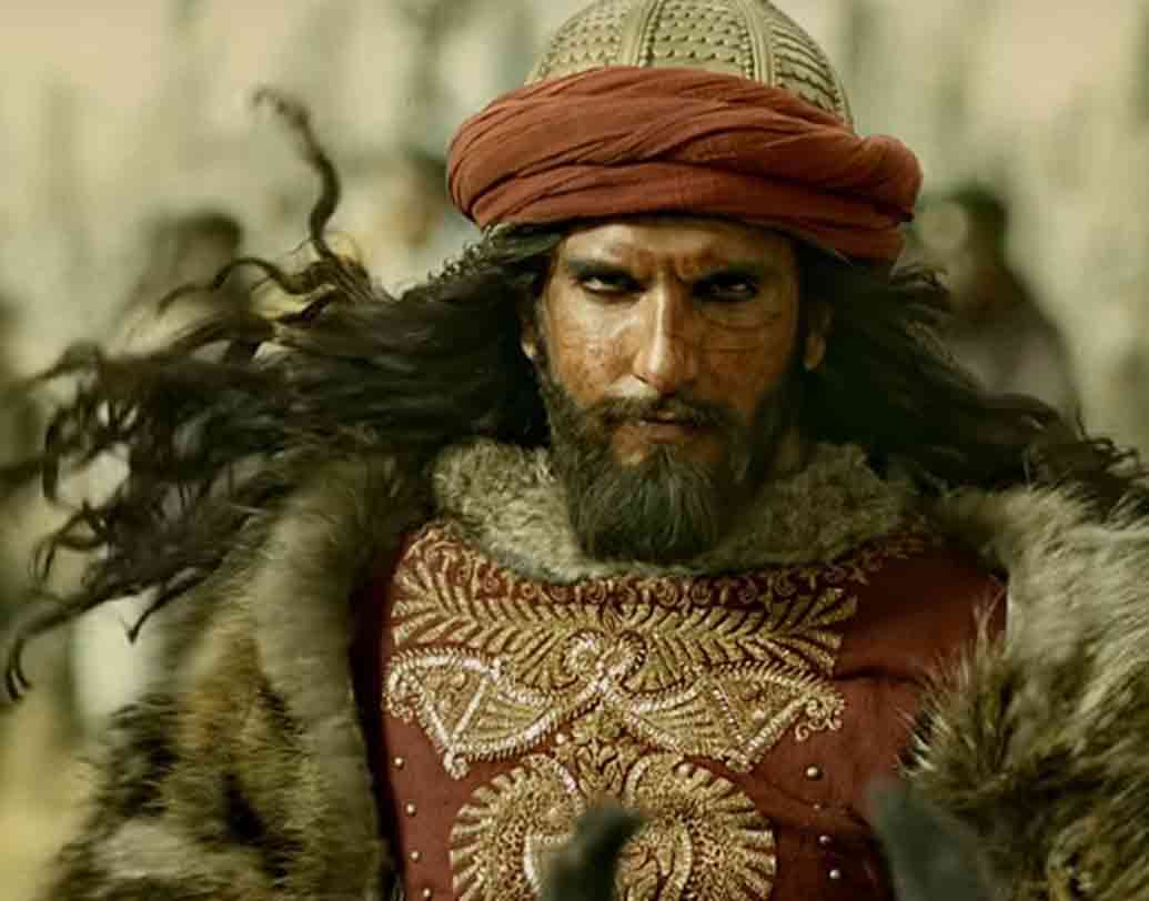 ‘পদ্মাবত’-এ আলাউদ্দিন খিলজির রোলে নিজেকে উজাড় করে দিয়েছিলেন রণবীর সিংহ। আর কী কী করেছিলেন? রণবীরের কথায়, “গোরেগাঁওয়ের একটা ঘরে নিজেকে বন্দি করে রেখেছিলাম। ২১ দিন লেগেছিল ওই চরিত্রে ঢুকে যেতে। আলাউদ্দিন খিলজির চলনবলন, উচ্চাশা, লোলুপতা ফুটিয়ে তুলতে হয়েছিল। কারণ, ওই চরিত্রের কোনও কিছুর সঙ্গেই তো নিজেকে মেলাতে পারি না আমি।”